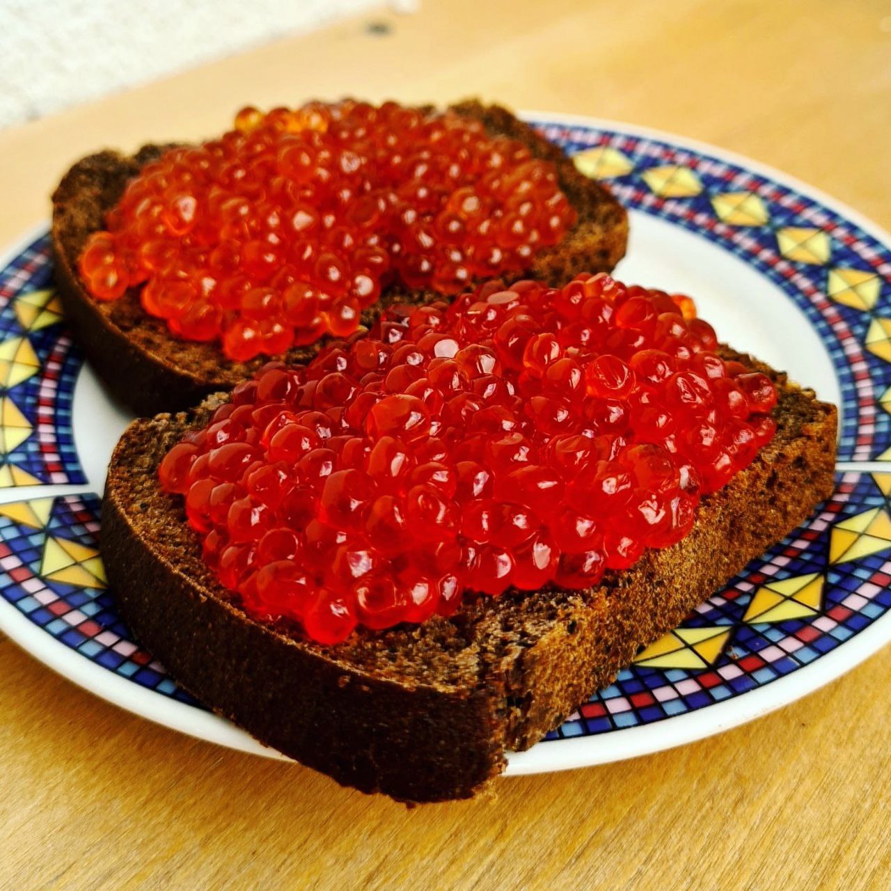Икра с блинами и сметаной