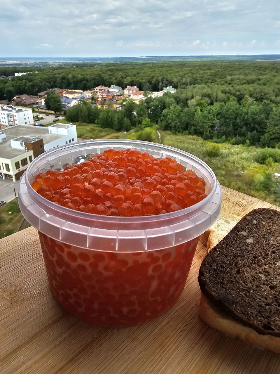 Икра горбуши на блюде
