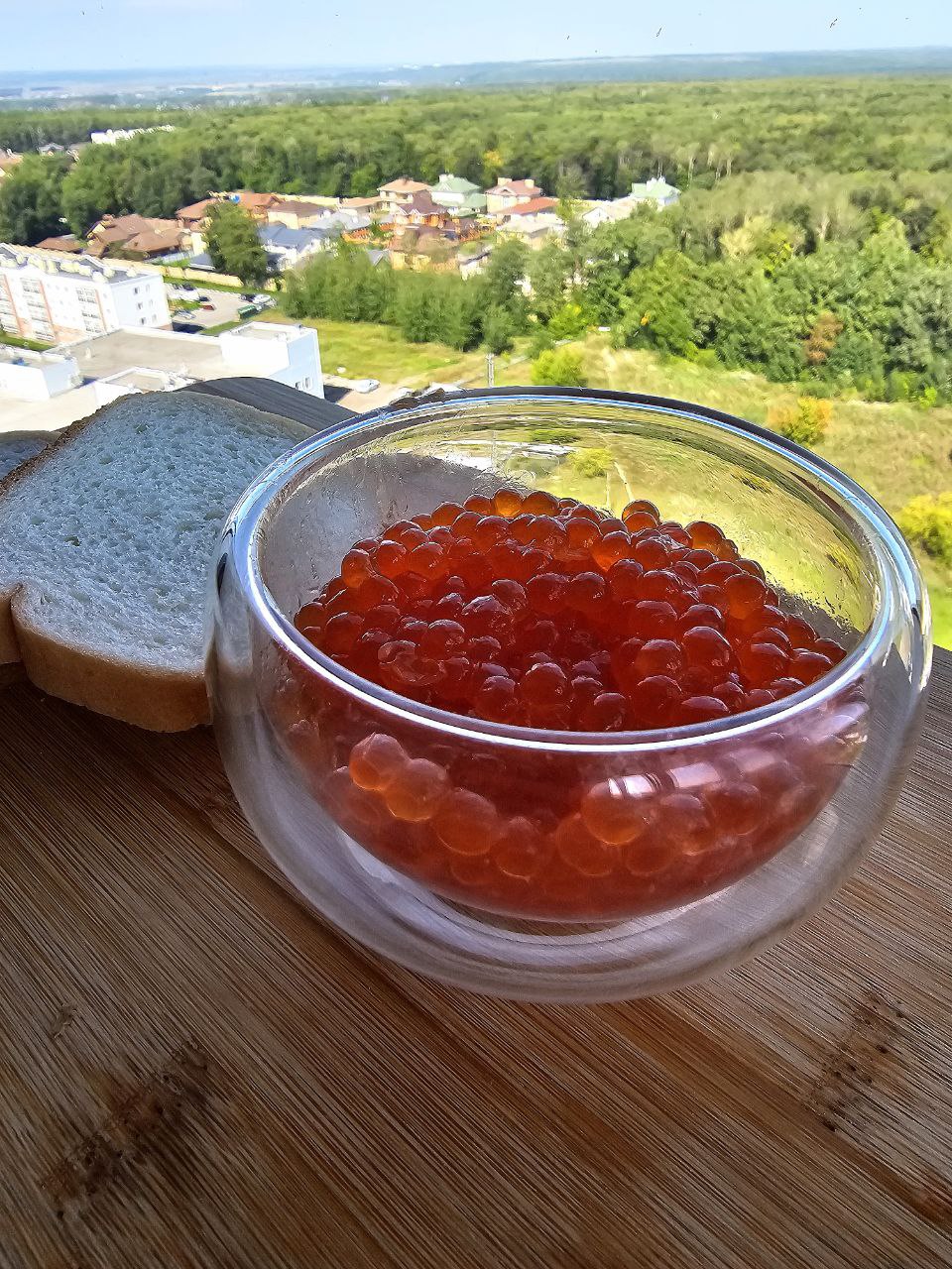 Икра кеты в деревянной ложке